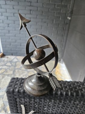 Mooie kleine antieke zonnewijzer van brons of ijzer voor binnen of buiten