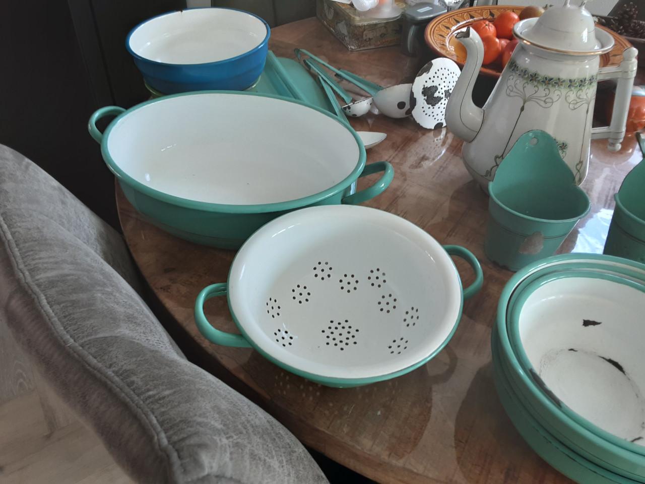 Heel veel Emaille zonder de thee kan die is weg