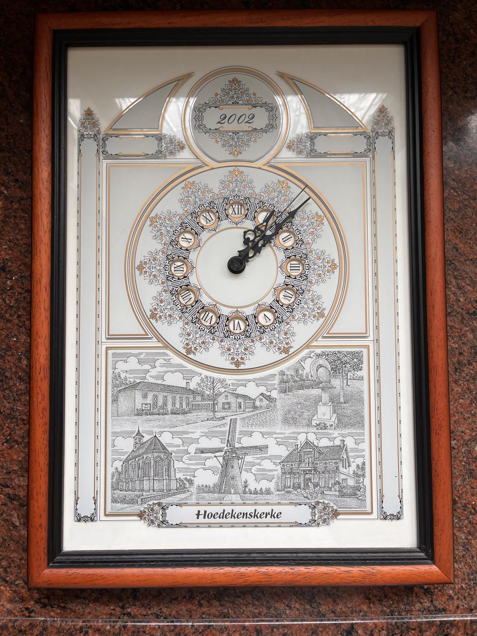 Wandklok met dorpsgezichten Hoedekenskerke