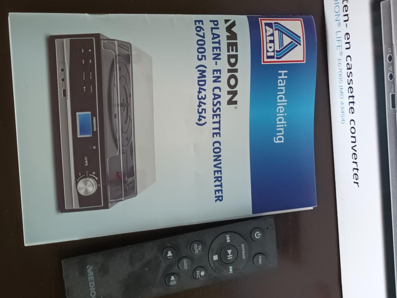 NIEUWE PLATEN EN CASSETTE SPELER