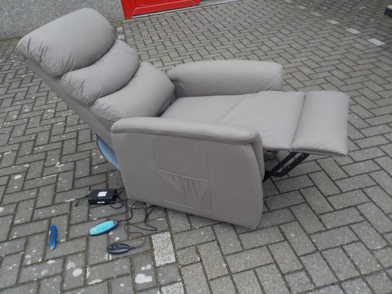 Nieuwe elektrische sta-op relax fauteuil met massage mogelijkheden
