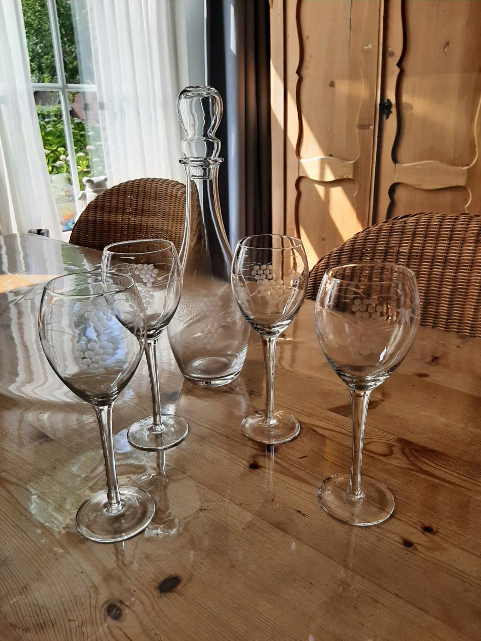 WIJNSET - KARAAF & 4 WIJNGLAZEN