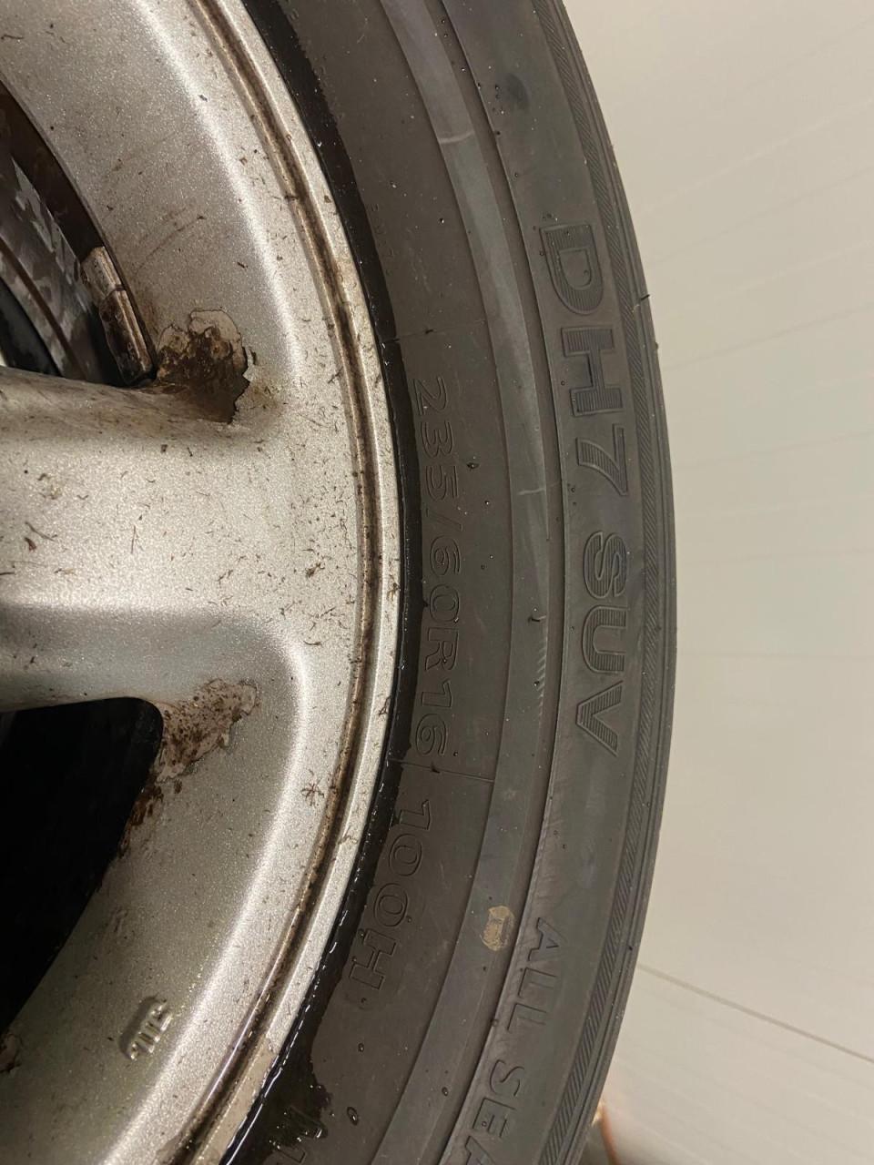 Banden met velg 235/60/R16 All Season