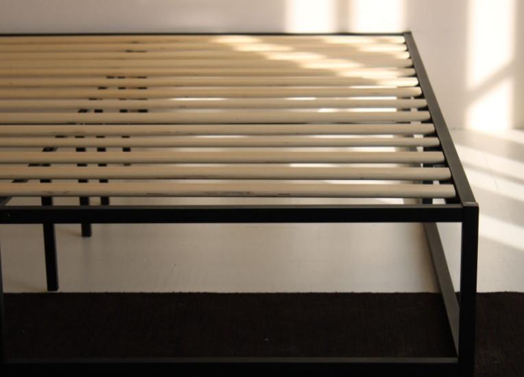 Zwart stalen bedframe