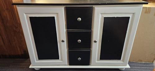 Zwart-wit dressoir met lades en deuren geschilderd