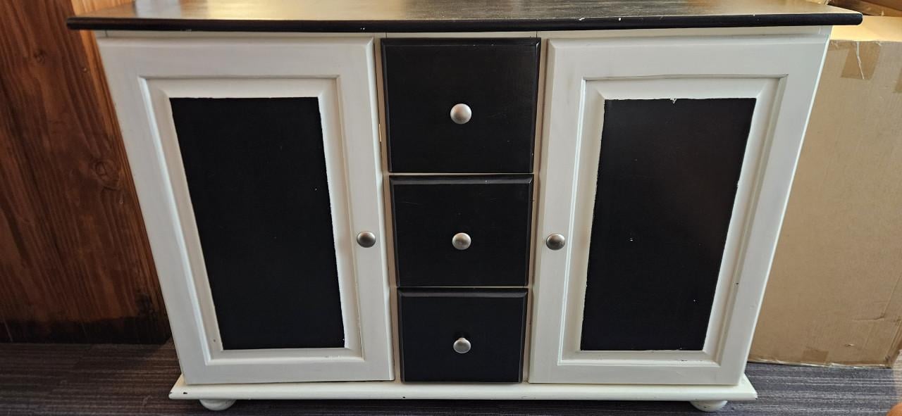 Zwart-wit dressoir met lades en deuren geschilderd