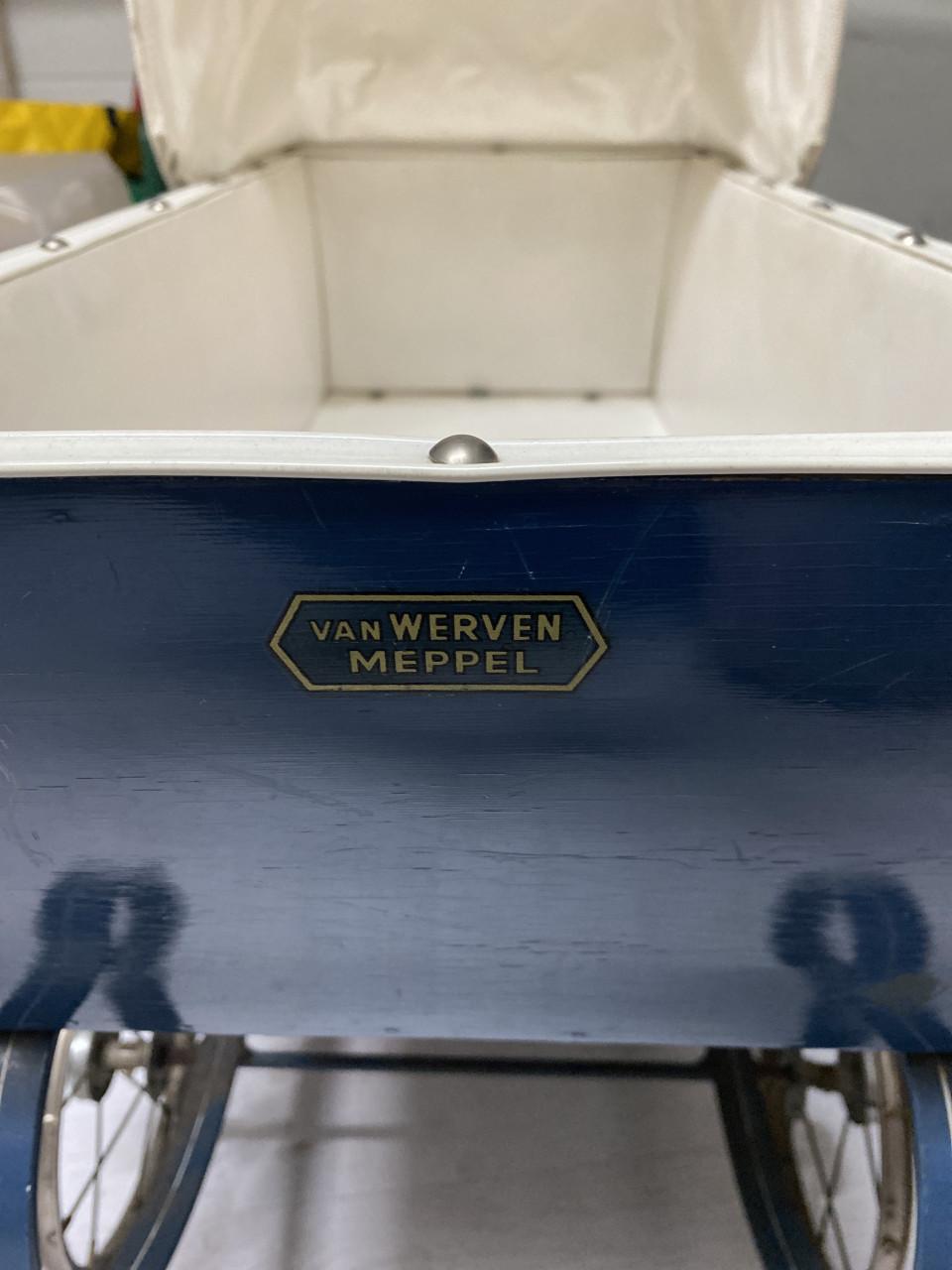 Oude poppenwagen retro