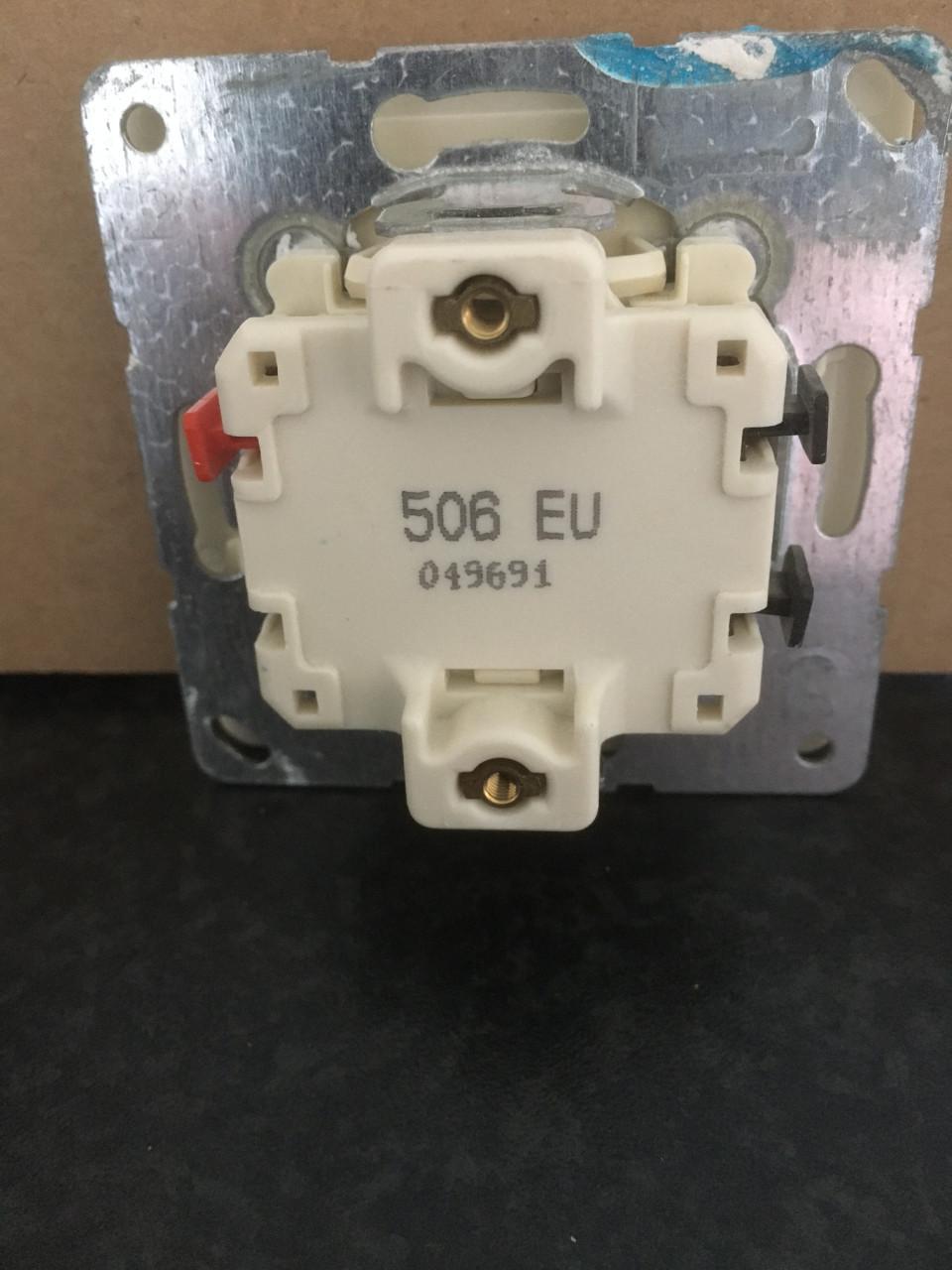 4 stuks Jung sokkel inbouw wisselschakelaar nr. 506 EU