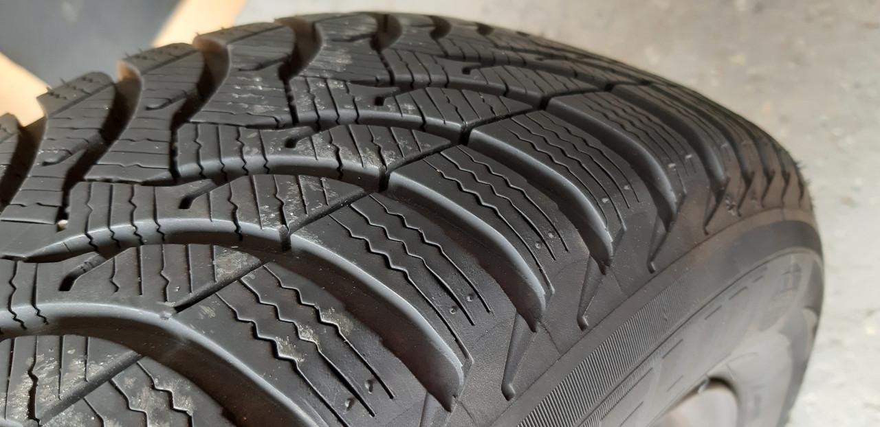Michelin Alpine A4 Winterbanden op velg met standaard en hoes