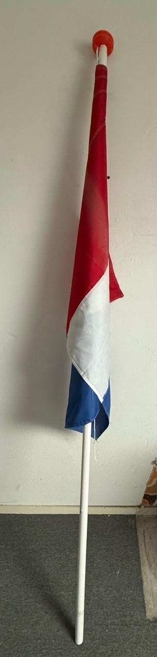 Nederlandse vlag met vlaggenstok