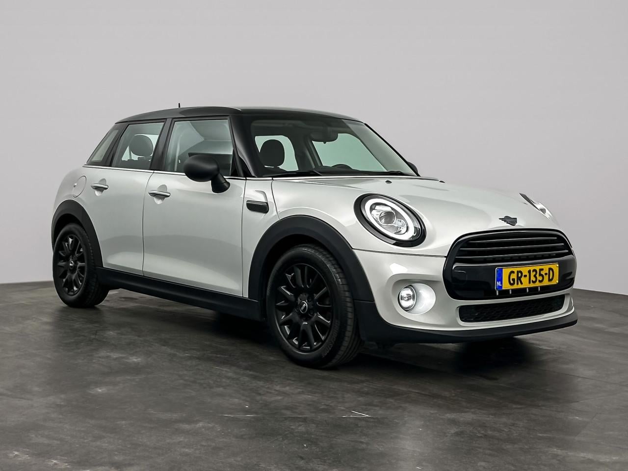 Mini Cooper 5 deurs in zeer nette staat in de kleur white-silver metalic
