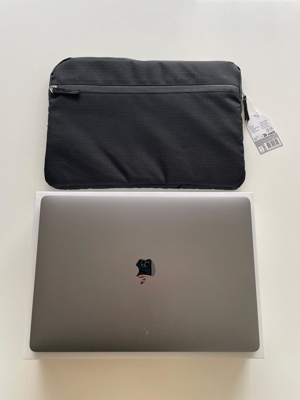 Macbook Pro 15 inch SSD i7 processor 16GB RAM Office Photoshop Sleeve
