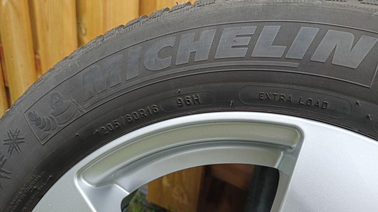 Winterbanden set 16 inch in perfecte staat op lichtmetalen velgen