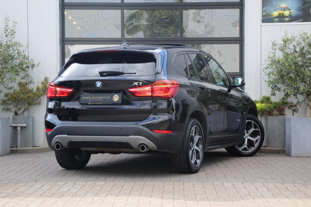 BMW X1 xdrive20i sport line automaat - led - pano - navi - stoel verw - cru