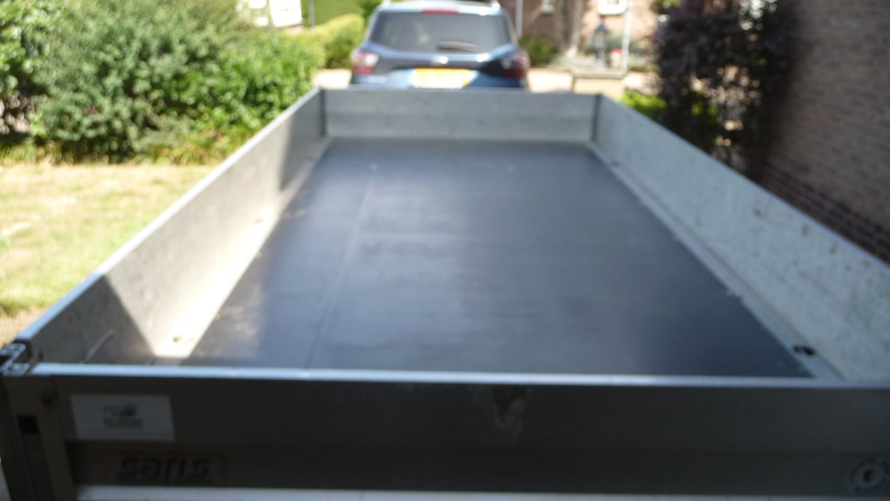 TE KOOP GEREMDE PLATEAUWAGEN merk SARIS met KENTEKEN
