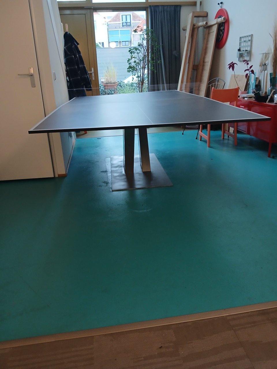 Unieke tafeltennistafel design met stalen poot en bladen