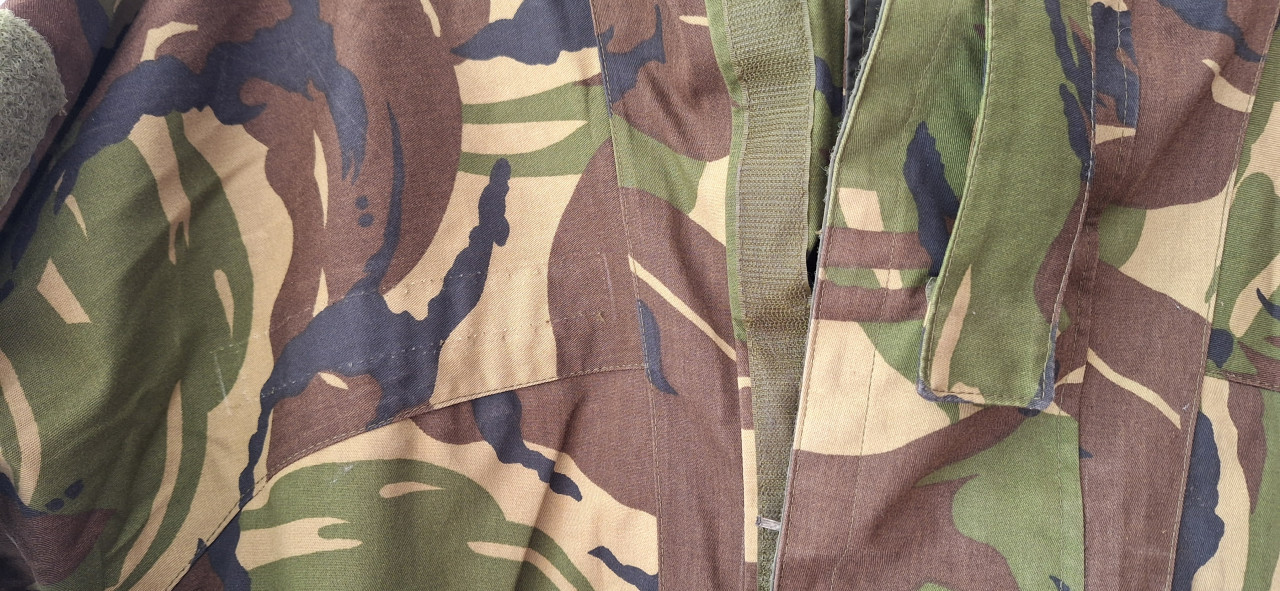 KL Camouflage Parka Waterdicht met capouchon Maat M 38-40 Jagerskleding