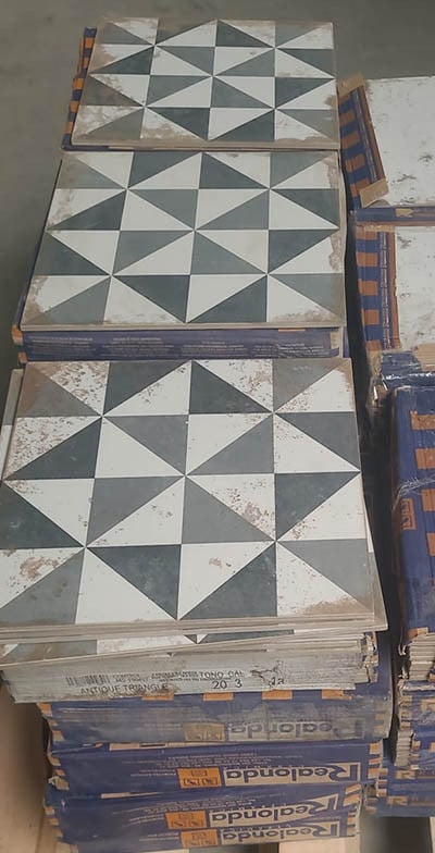 3030-265 ca 16 m² Vintagelook tegels, 33x33cm, antique triangle
