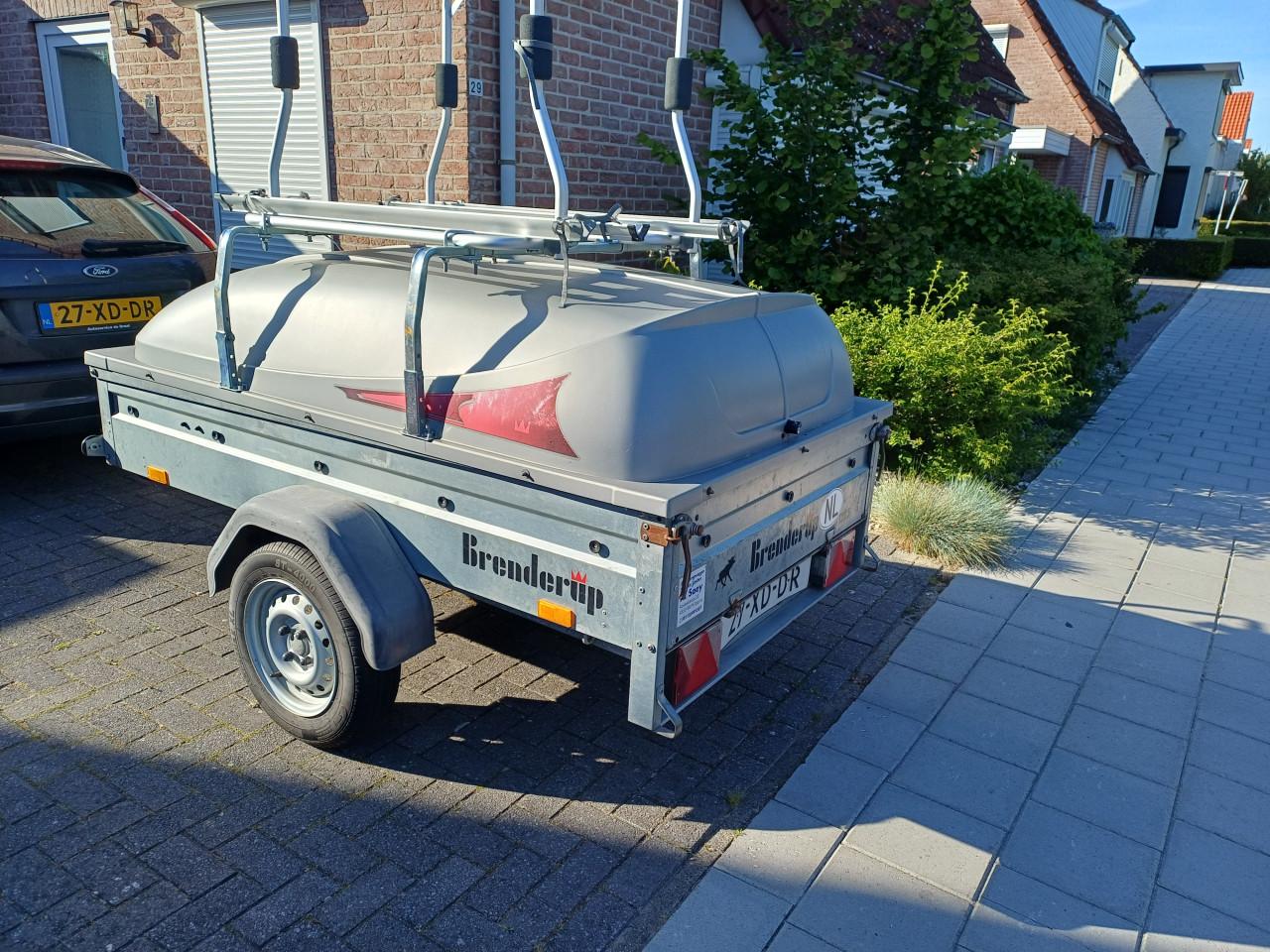 Brenderup 1205s met fietsendrager voor 4 fietsen en een huif