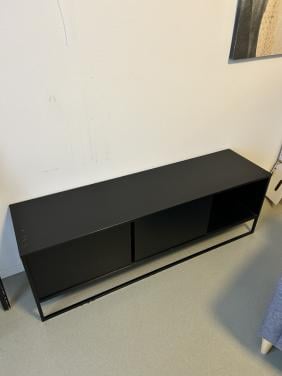 Gratis: dressoir, bijzet tafeltje. Moet zsm weg!!!