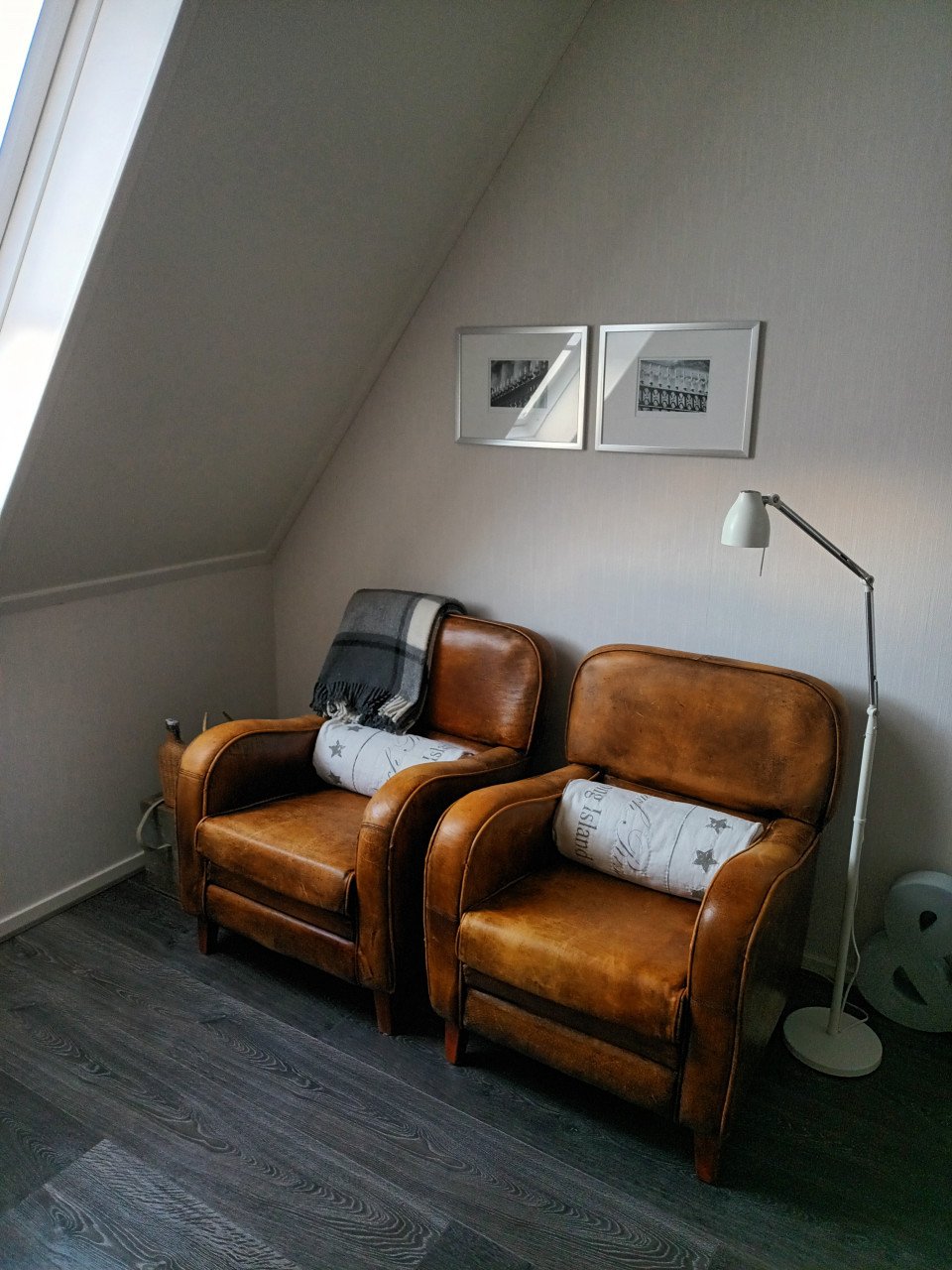 Stoelen bruin lederen, zg 'clubjes'.