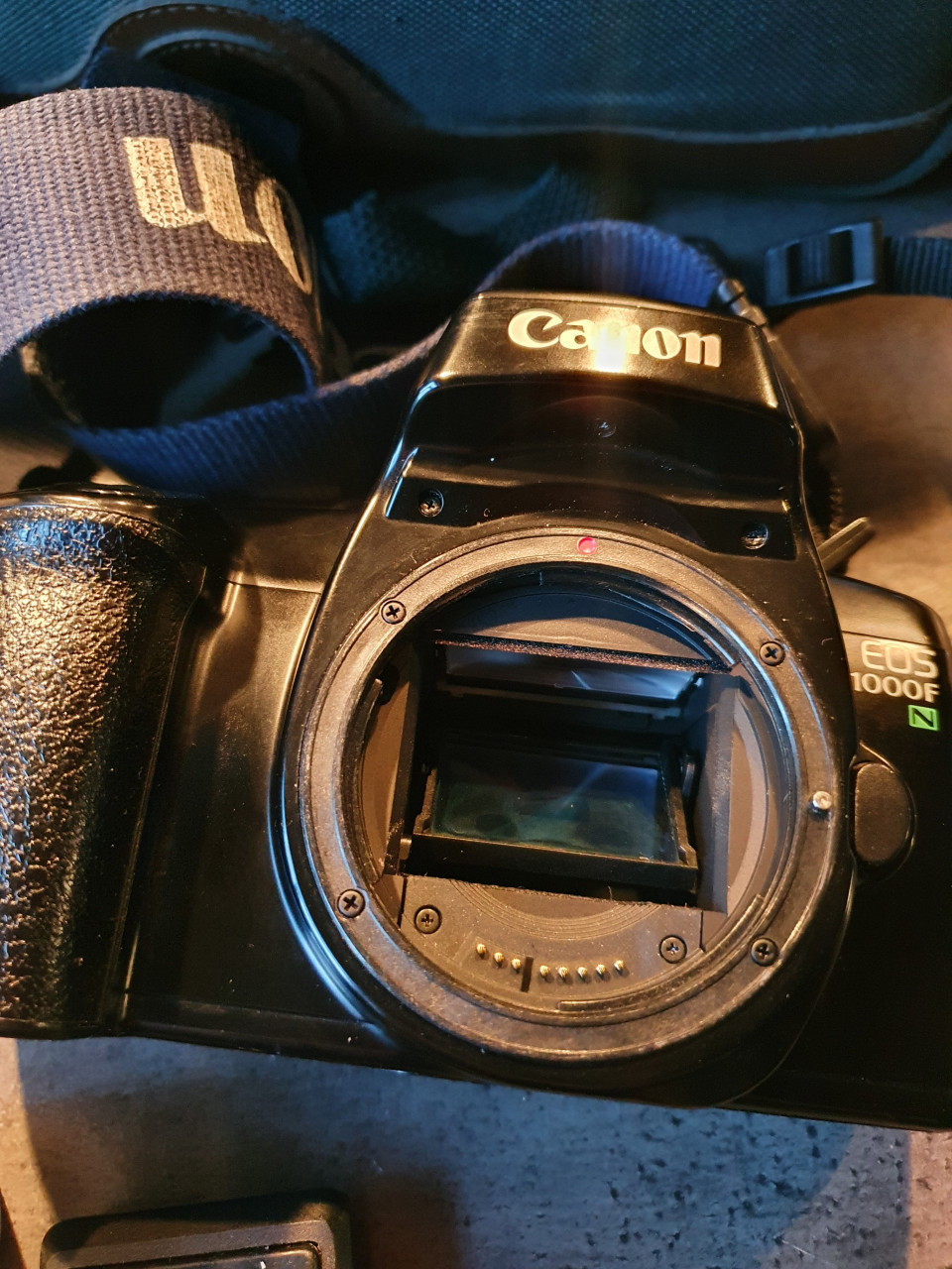 2 mooie vintage canon camera's EOS 500 en EOS 1000F in een koop....