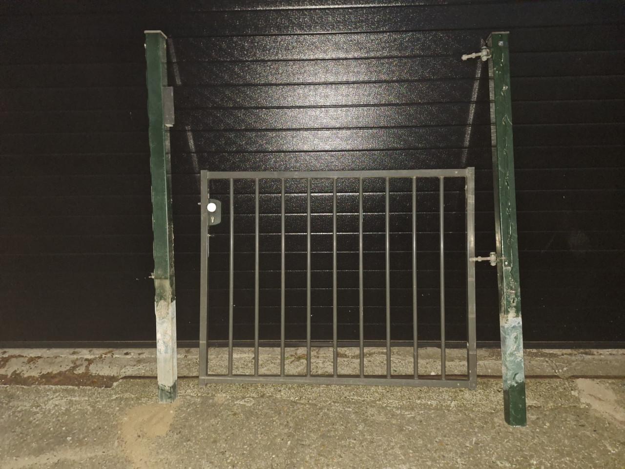 Poort, draaipoort, inrijpoort, looppoort, hekwerk, hek,