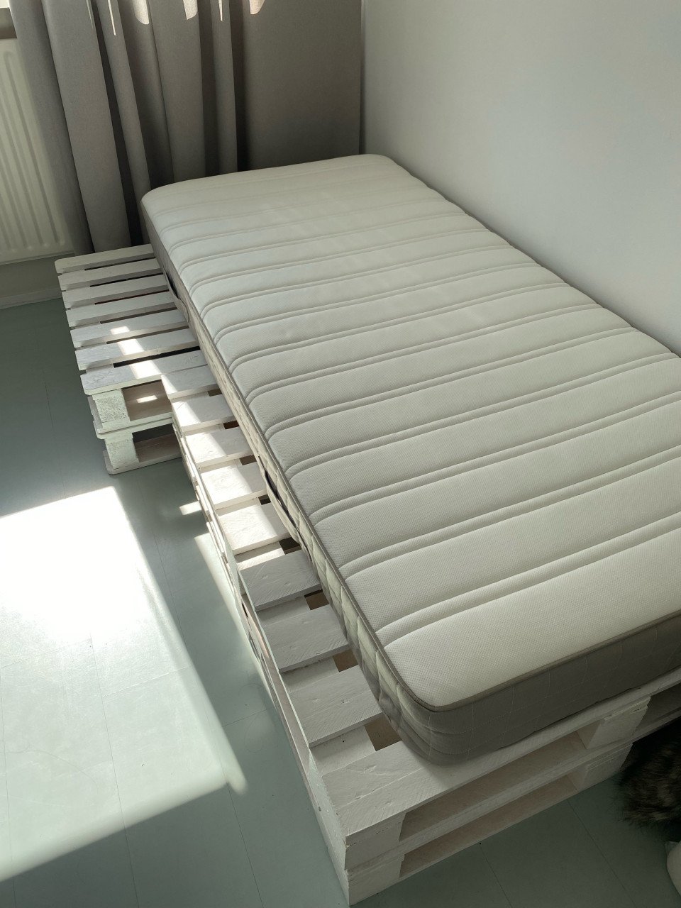 Palletbed/loungebank voor in de tuin (prijs excl. matras)