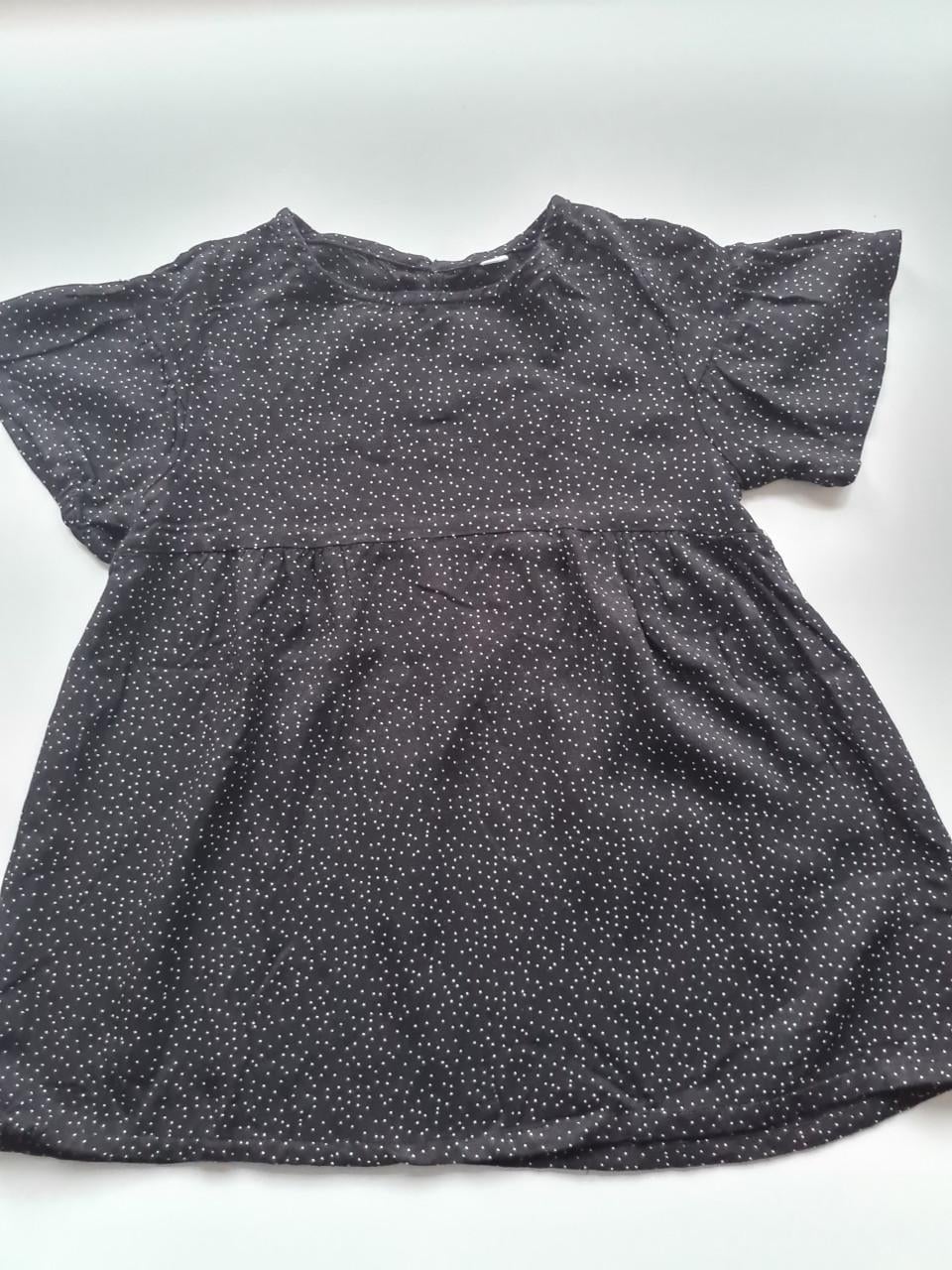 Zwart wijd vallend blousje met witte stipjes  Maat 122-128