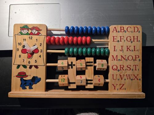 Vintage houten telraam-klok met alfabet . 25x14 cm