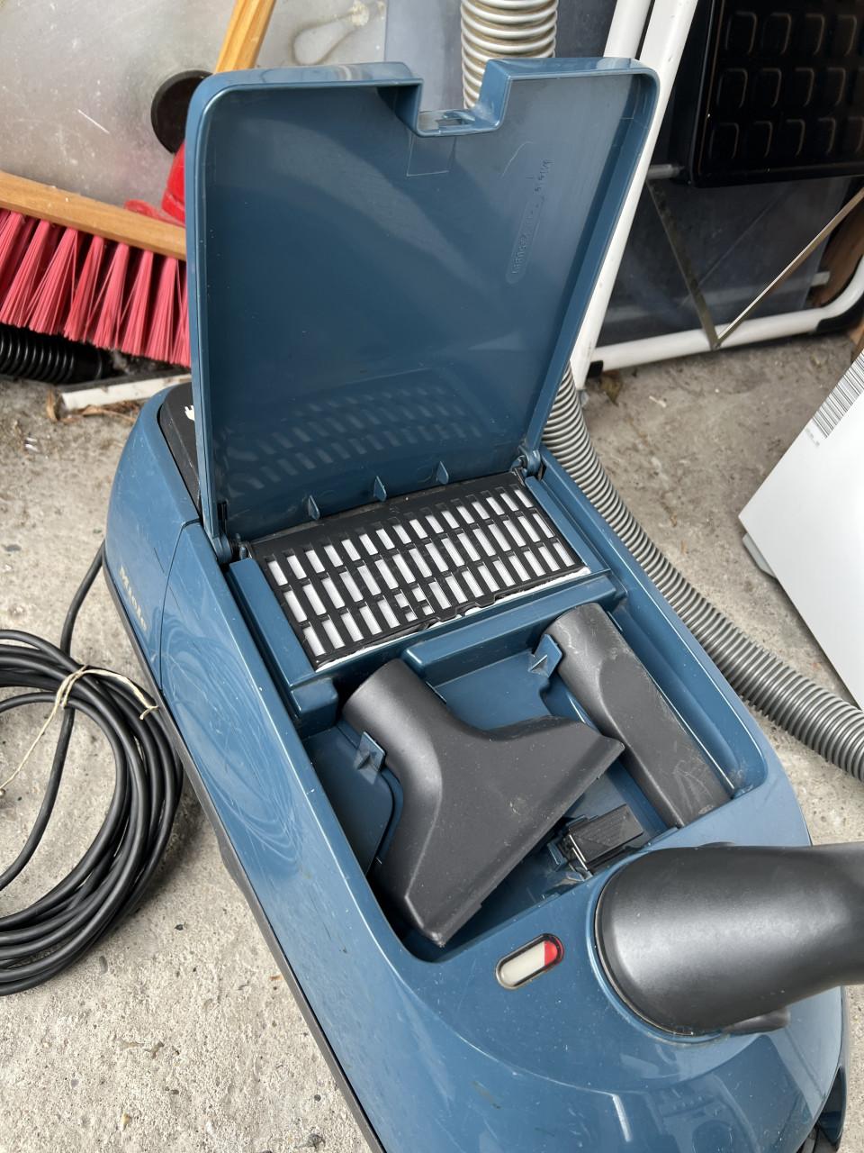 Miele stofzuiger 1400W als nieuw compleet met hulpstukken zak en filters