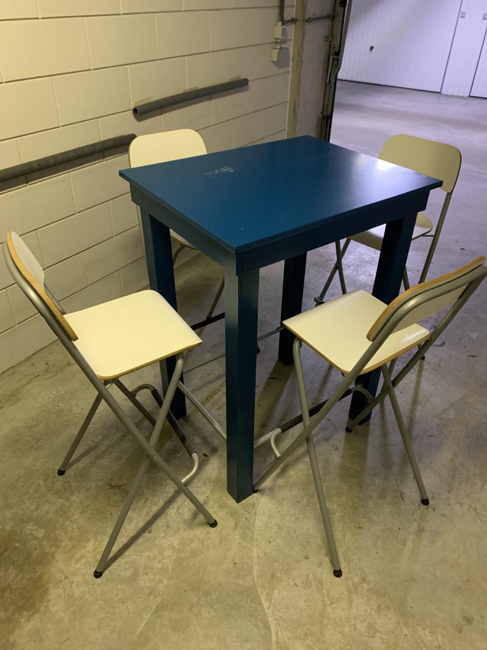 Hoge tafel met 4 barkrukken