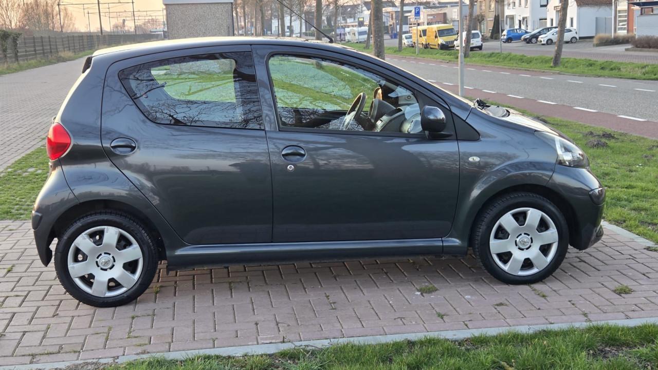 Aygo 5 Deurs | Dealeronderhouden | In zeer nette staat |