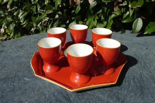 Vintage set rode eierdopjes op plateau