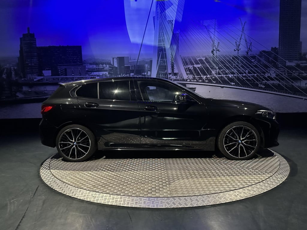 BMW 1 Serie 118i high executive *m-pack*pano*harmannkardon*m-technic stoele