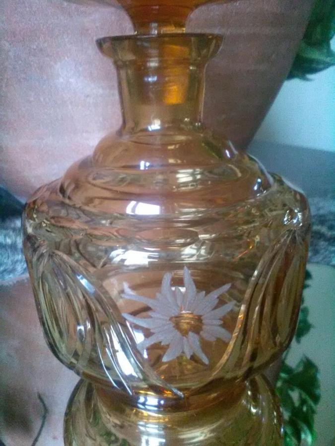 Oud likeursetje van amberkleurig persglas