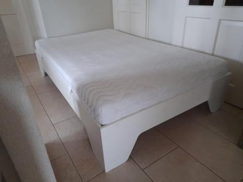 Massief houten bed met netjes en schoon matras 120 x 200 (in nette staat )