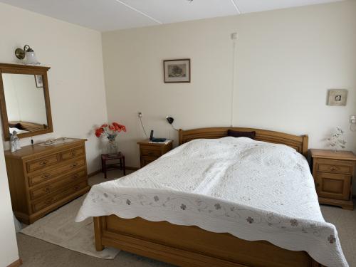 Zeer goede staat. Compl Eikenh slaapkamer. 1 elekt bed. Niets beschadigd.