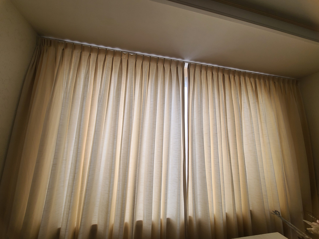 Beige overgordijnen
