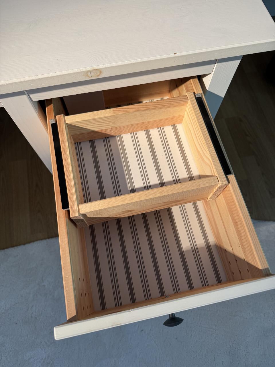 Bureau uit de Ikea serie Hemnes, wit gebeitst 155x65 cm