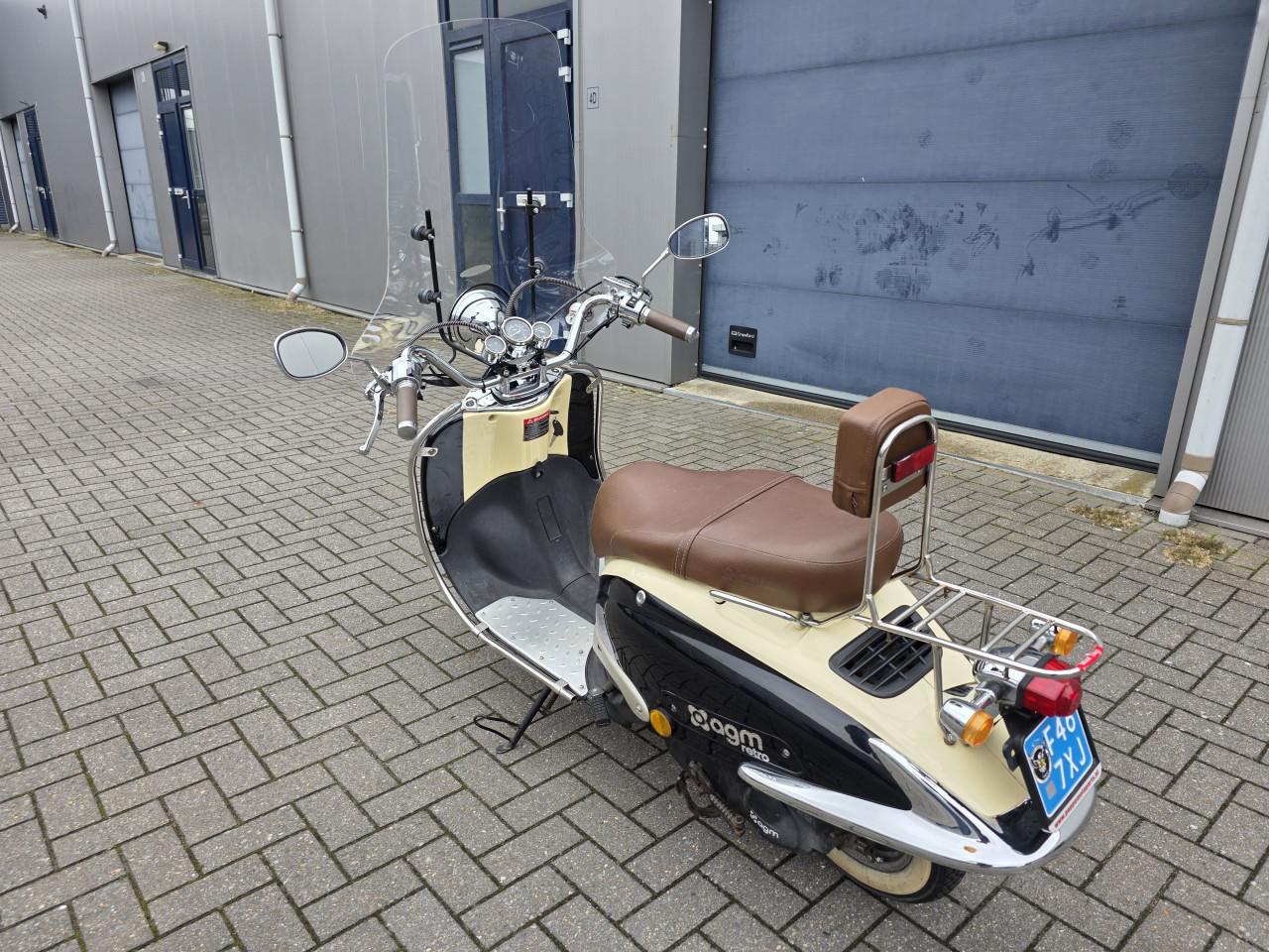 MC Meerman  Classics bied aan zeer mooie AGM Grande retro scooter