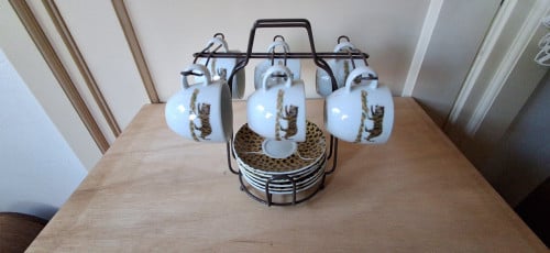 Kopjes en schotels met rek