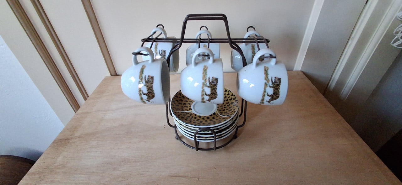 Kopjes en schotels met rek