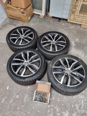 4 Volkswagen velgen met banden 225/45 R17 94V