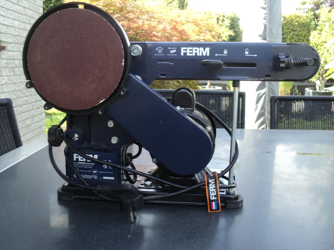 Ferm bandschuurmachine met tal van nieuwe banden 35,-