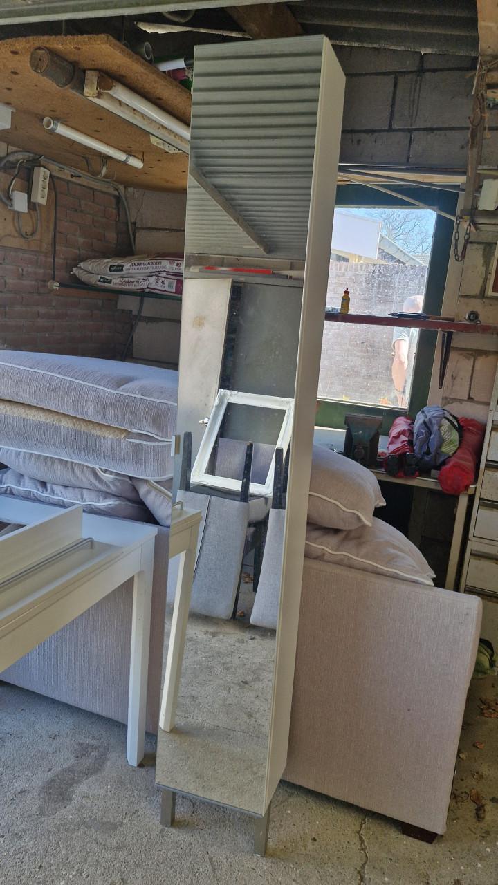 Gratis ikea set (spiegel + smal kastje)