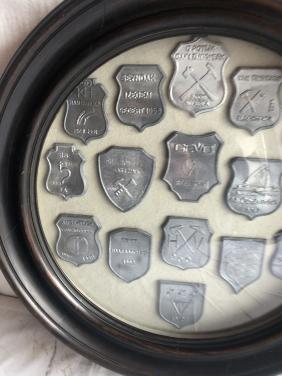 Loden schildjes in kader