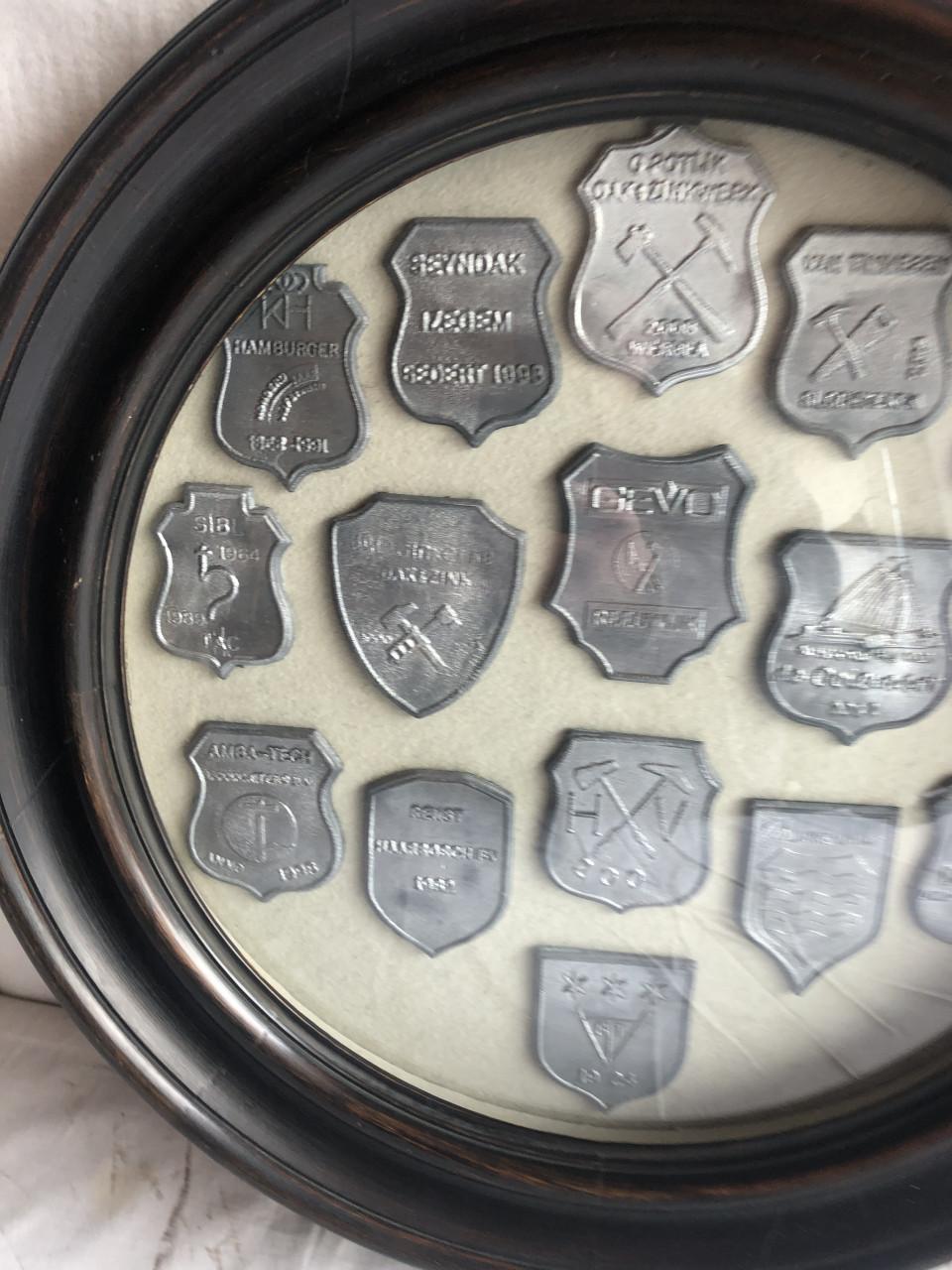 Loden schildjes in kader