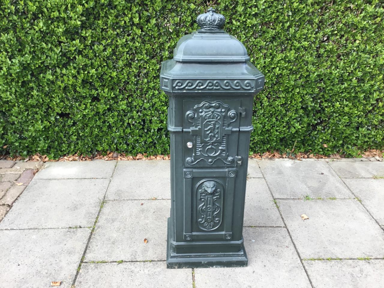 Kolom brievenbus.  Groen