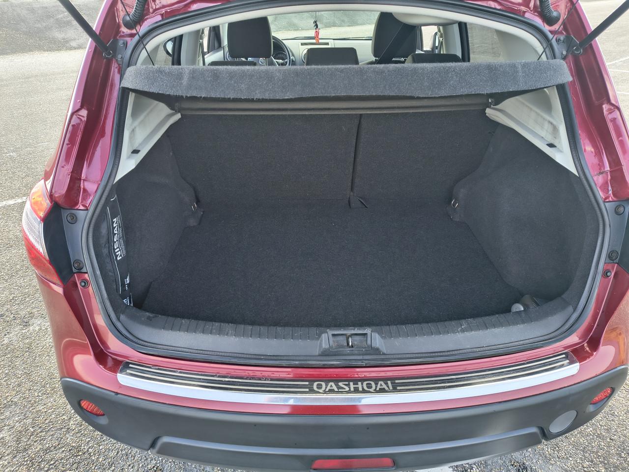 Nissan Qashqai cherry rood.